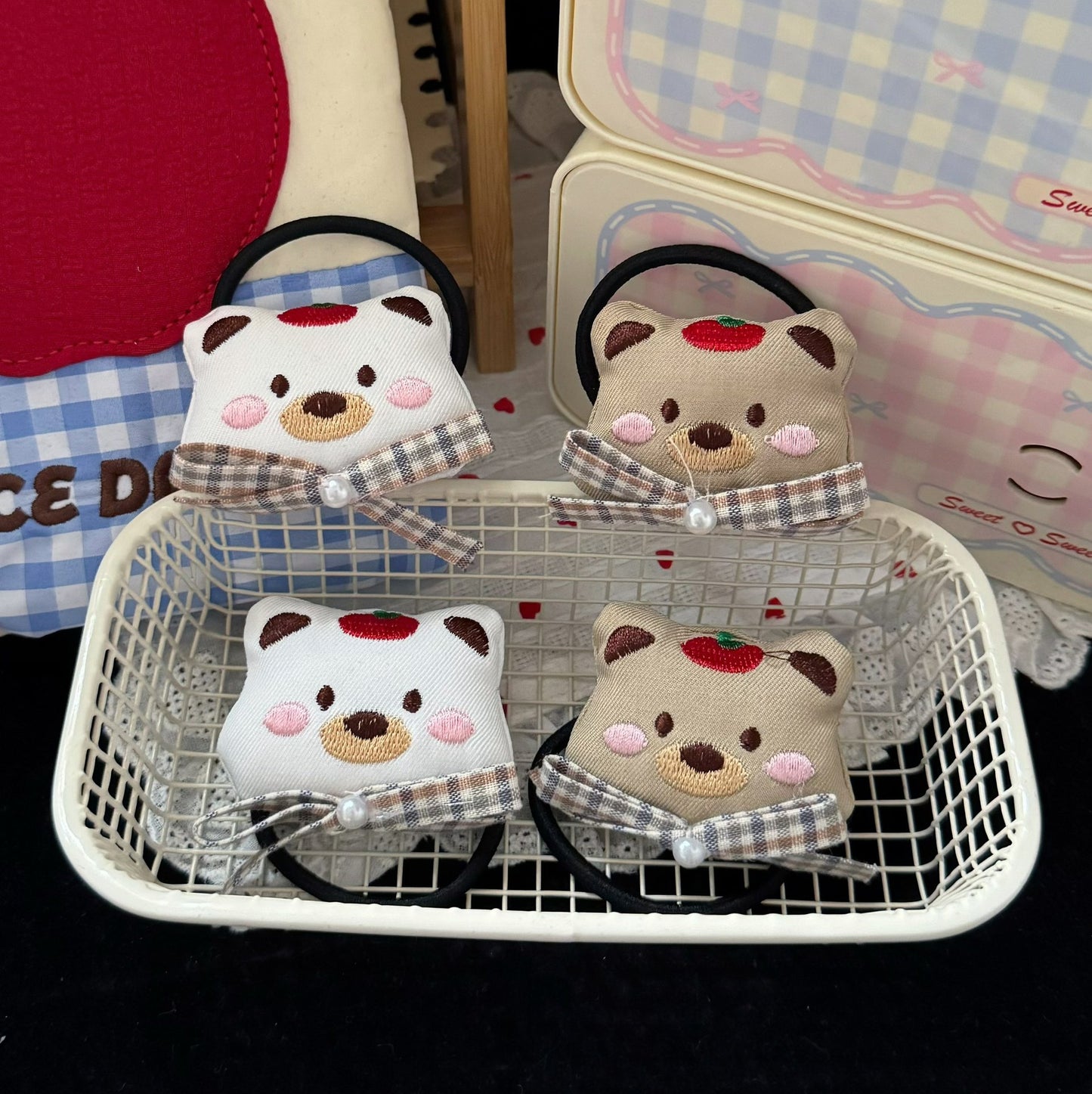 棕色布面小熊領結髮圈－商品主圖｜https://igowo.tw/