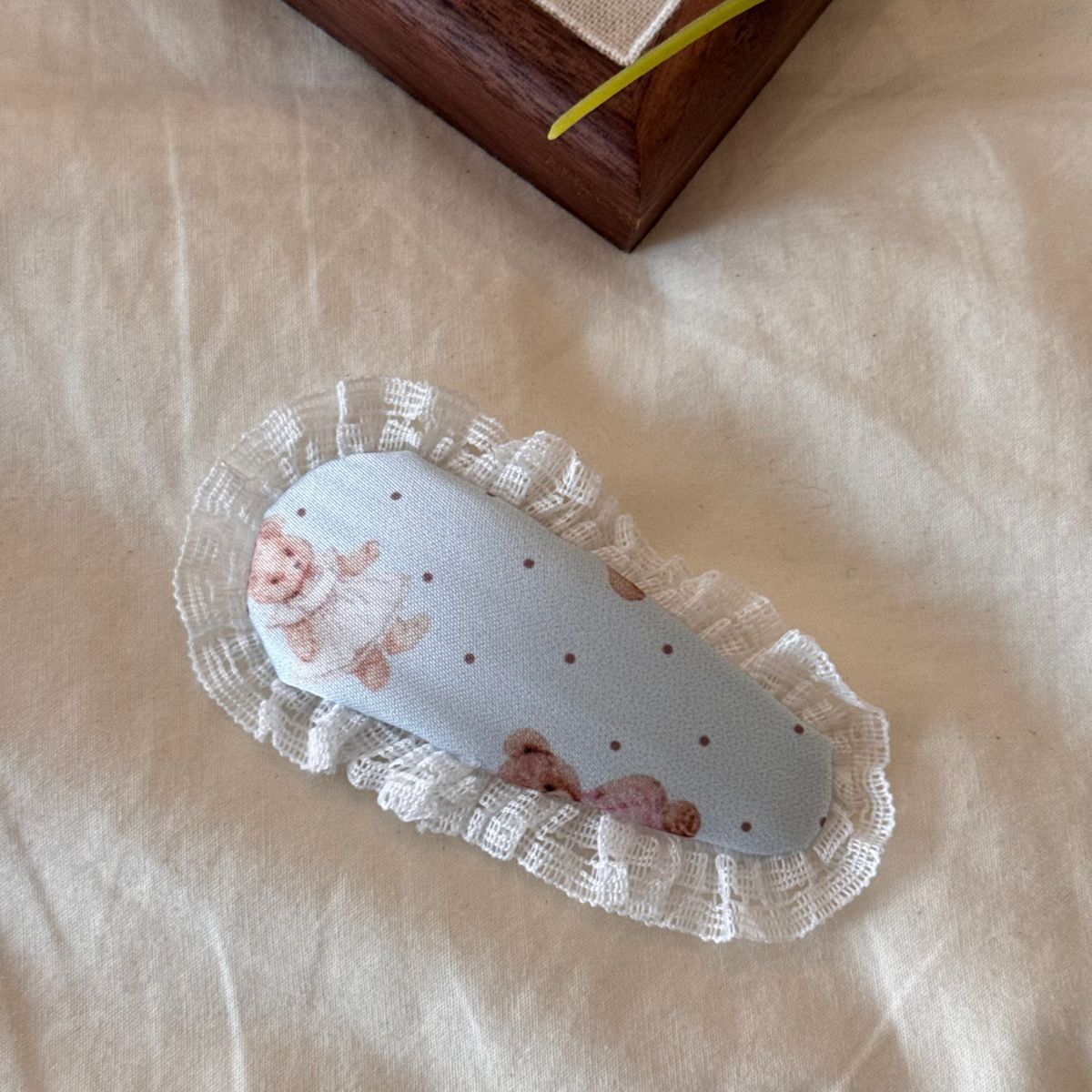 蝴蝶結三角形髮夾－黃色泰迪熊-髮箍款細節｜https://igowo.tw/