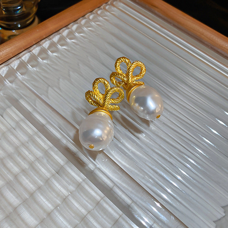 金色珍珠幾何電鍍耳釘－細節特寫4｜https://igowo.tw/