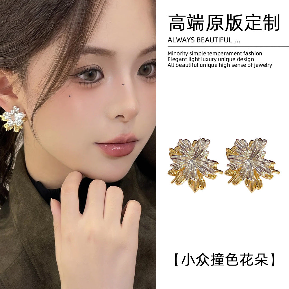撞色銀針花朵耳釘－商品主圖｜https://igowo.tw/