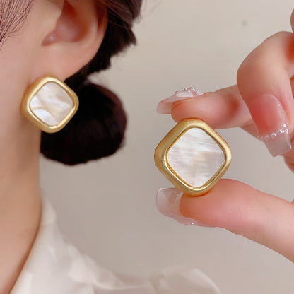 金屬貝殼方形拉絲耳釘－第二視角實拍｜https://igowo.tw/