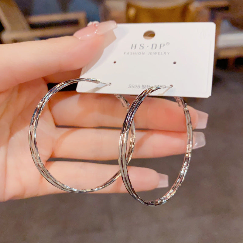 金屬圓圈雙層誇張耳環－第二視角實拍｜https://igowo.tw/