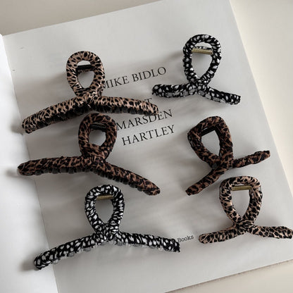 布面豹紋纏繞鯊魚夾－細節特寫2｜https://igowo.tw/