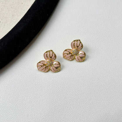 琺瑯花朵復古耳釘－細節特寫3｜https://igowo.tw/