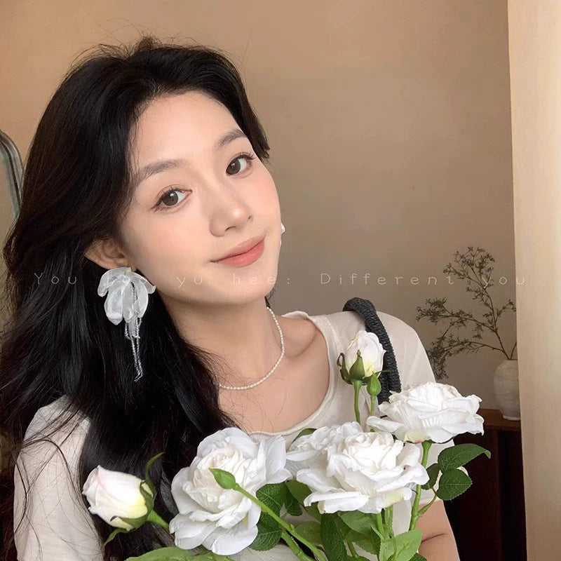 白色花朵耳環－金款細節｜https://igowo.tw/