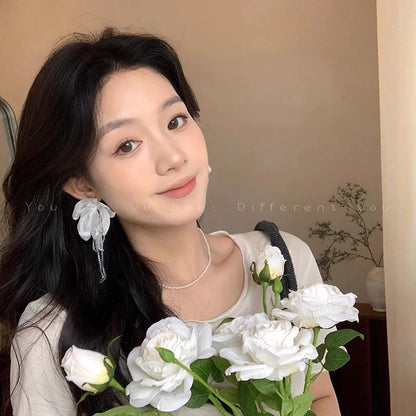 白色花朵耳環－金款細節｜https://igowo.tw/