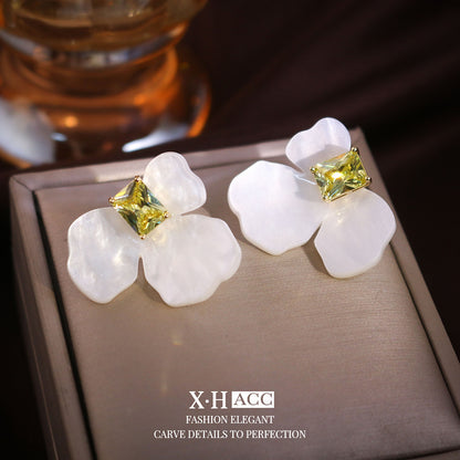 琺瑯珍珠花朵簡約耳釘－細節特寫90｜https://igowo.tw/