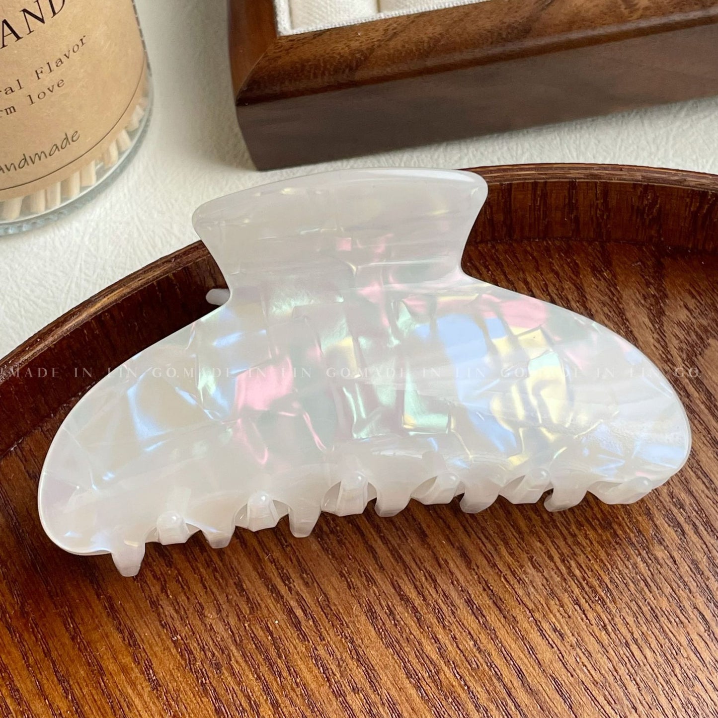 醋酸板材魚尾蝴蝶髮夾－中號長方人魚色款細節｜https://igowo.tw/
