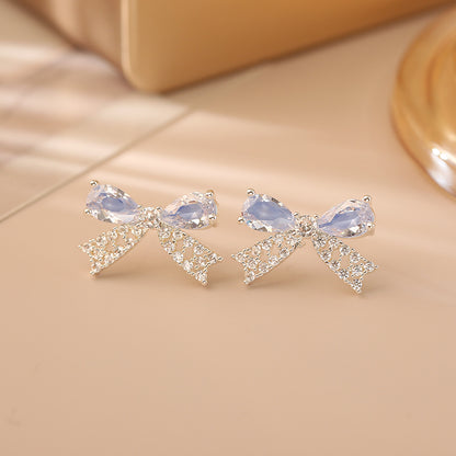 彩色鋯石蝴蝶結耳釘－第二視角實拍｜https://igowo.tw/
