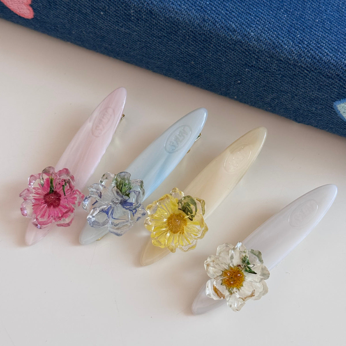 樹脂雛菊髮夾－樹脂小花夾-藍色款實拍｜https://igowo.tw/