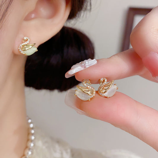 貓眼石天鵝小巧耳釘－商品主圖｜https://igowo.tw/