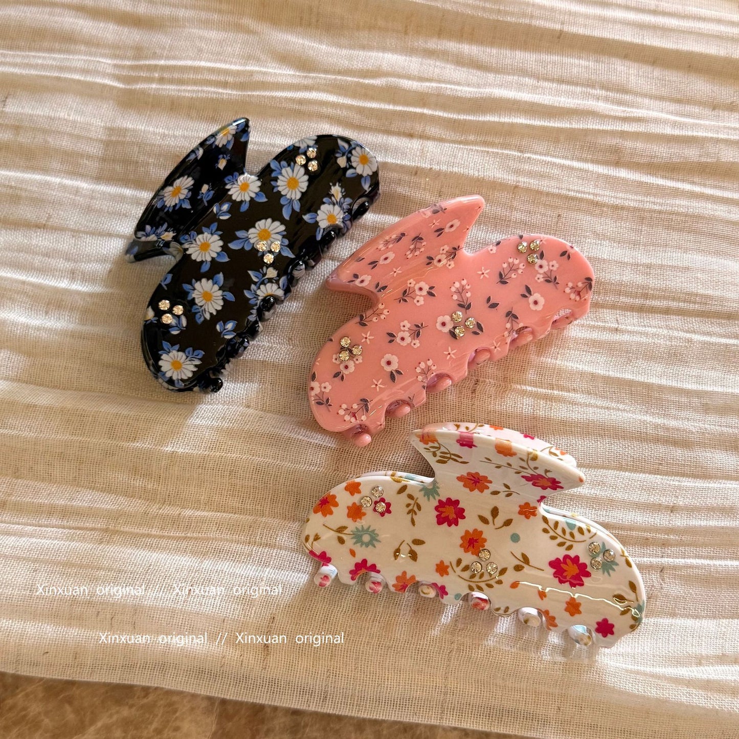 醋酸板材碎花鯊魚夾－中號黑色款細節｜https://igowo.tw/