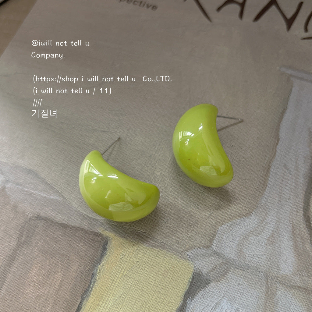 酪梨綠樹脂簡約耳釘－商品主圖｜https://igowo.tw/