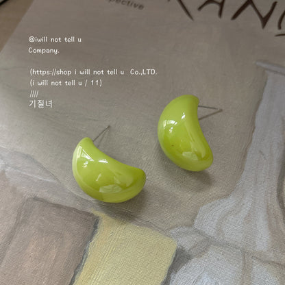 酪梨綠樹脂簡約耳釘－商品主圖｜https://igowo.tw/