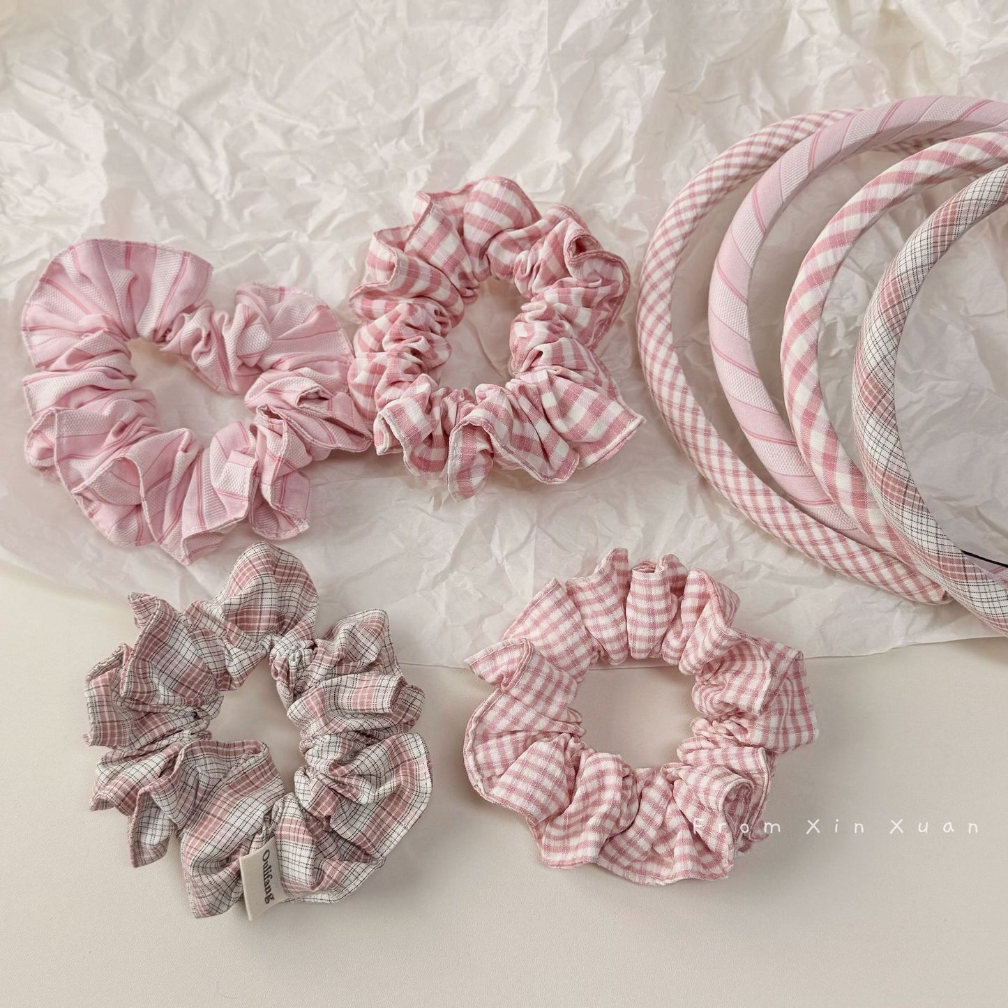 粉色布面格紋髮圈－商品主圖｜https://igowo.tw/
