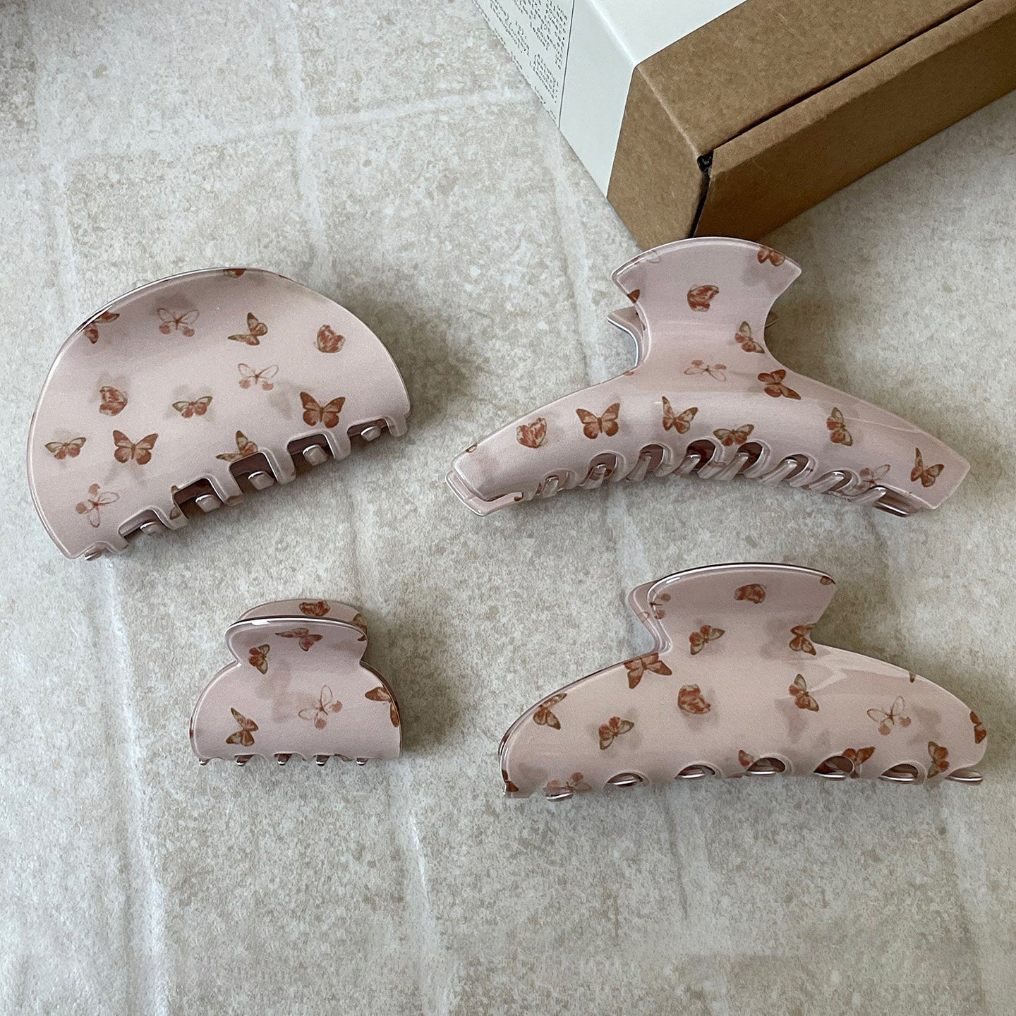 棕色蝴蝶鯊魚夾－奶茶色衣架款細節｜https://igowo.tw/