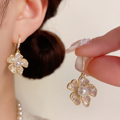 珍珠鋯石花朵耳鉤－商品主圖｜https://igowo.tw/
