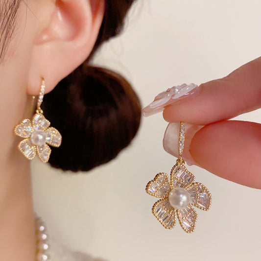 珍珠鋯石花朵耳鉤－商品主圖｜https://igowo.tw/