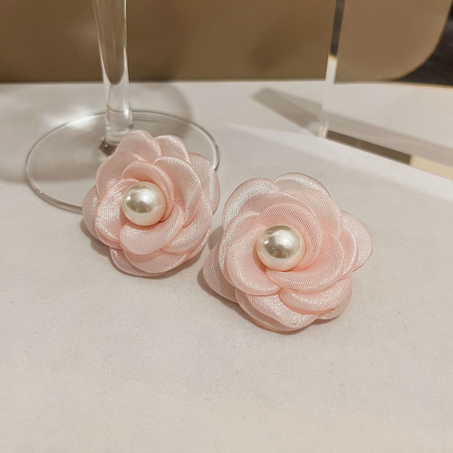 粉色珍珠花朵流蘇耳環－細節特寫1｜https://igowo.tw/