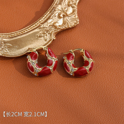 紅色琺瑯愛心C形耳環－細節特寫4｜https://igowo.tw/