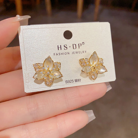 鋯石花朵簡約耳釘－商品主圖｜https://igowo.tw/