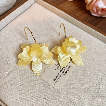 黃色樹脂花朵耳釘－細節特寫16｜https://igowo.tw/