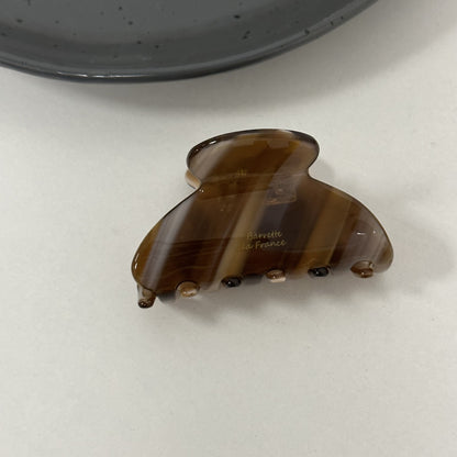 繽紛醋酸板材鯊魚夾－紋理棕款細節｜https://igowo.tw/