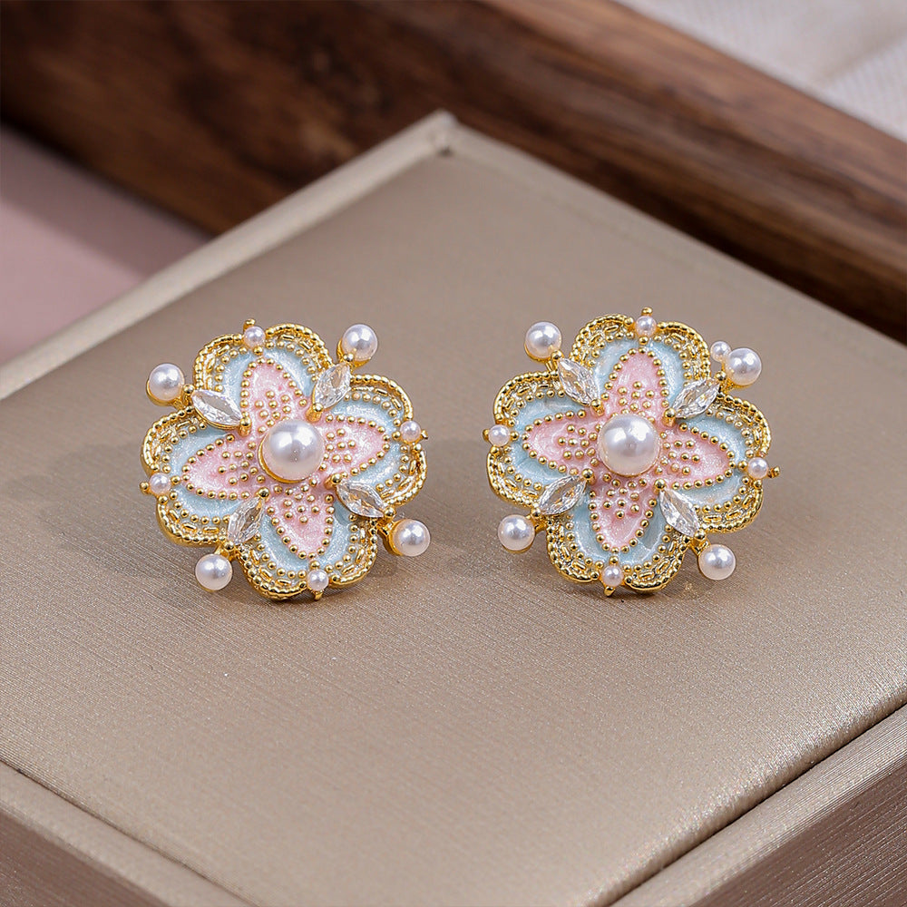 琺瑯珍珠花朵復古耳釘－藍色珍珠花朵耳釘款實拍｜https://igowo.tw/
