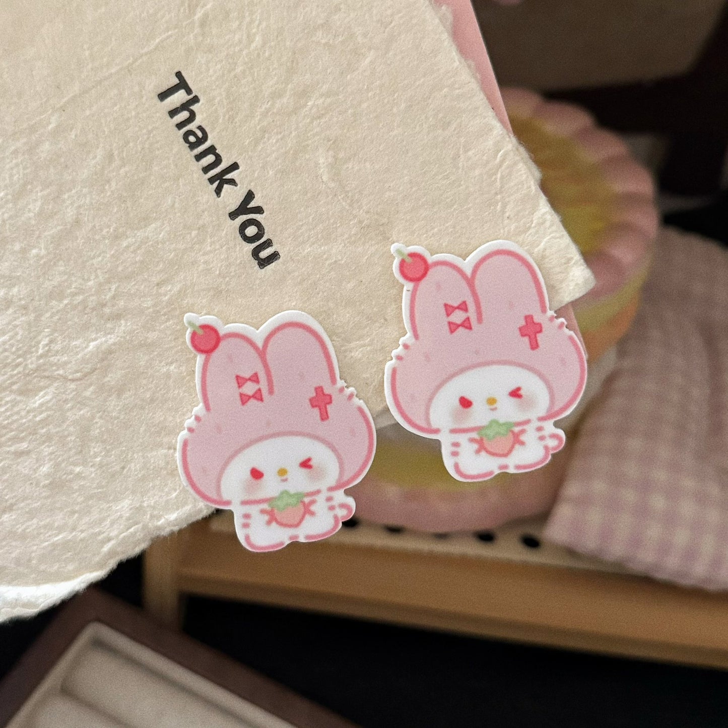 粉色兔子草莓髮夾－商品主圖｜https://igowo.tw/