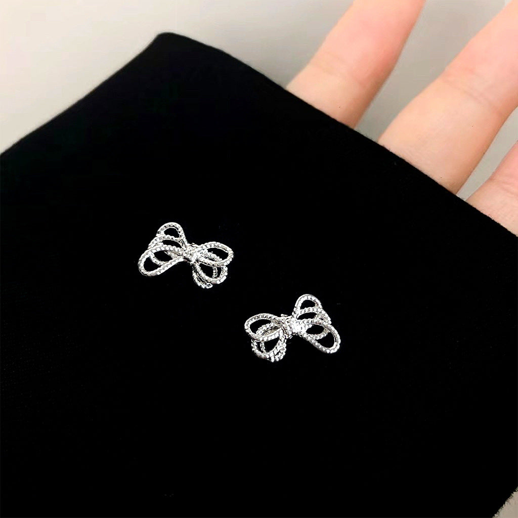 蝴蝶結扭紋簡約耳釘－商品主圖｜https://igowo.tw/