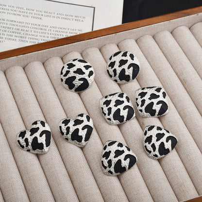 豹紋不規則復古耳釘－細節特寫1｜https://igowo.tw/