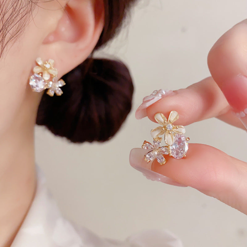 鋯石花朵橢圓小巧耳釘－商品主圖｜https://igowo.tw/