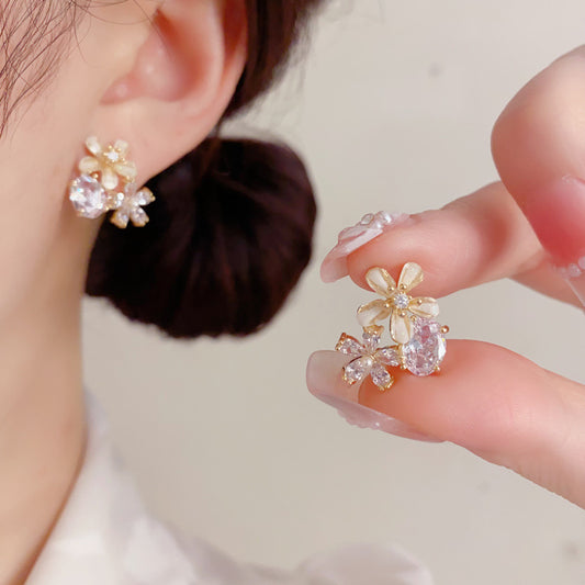 鋯石花朵橢圓小巧耳釘－商品主圖｜https://igowo.tw/
