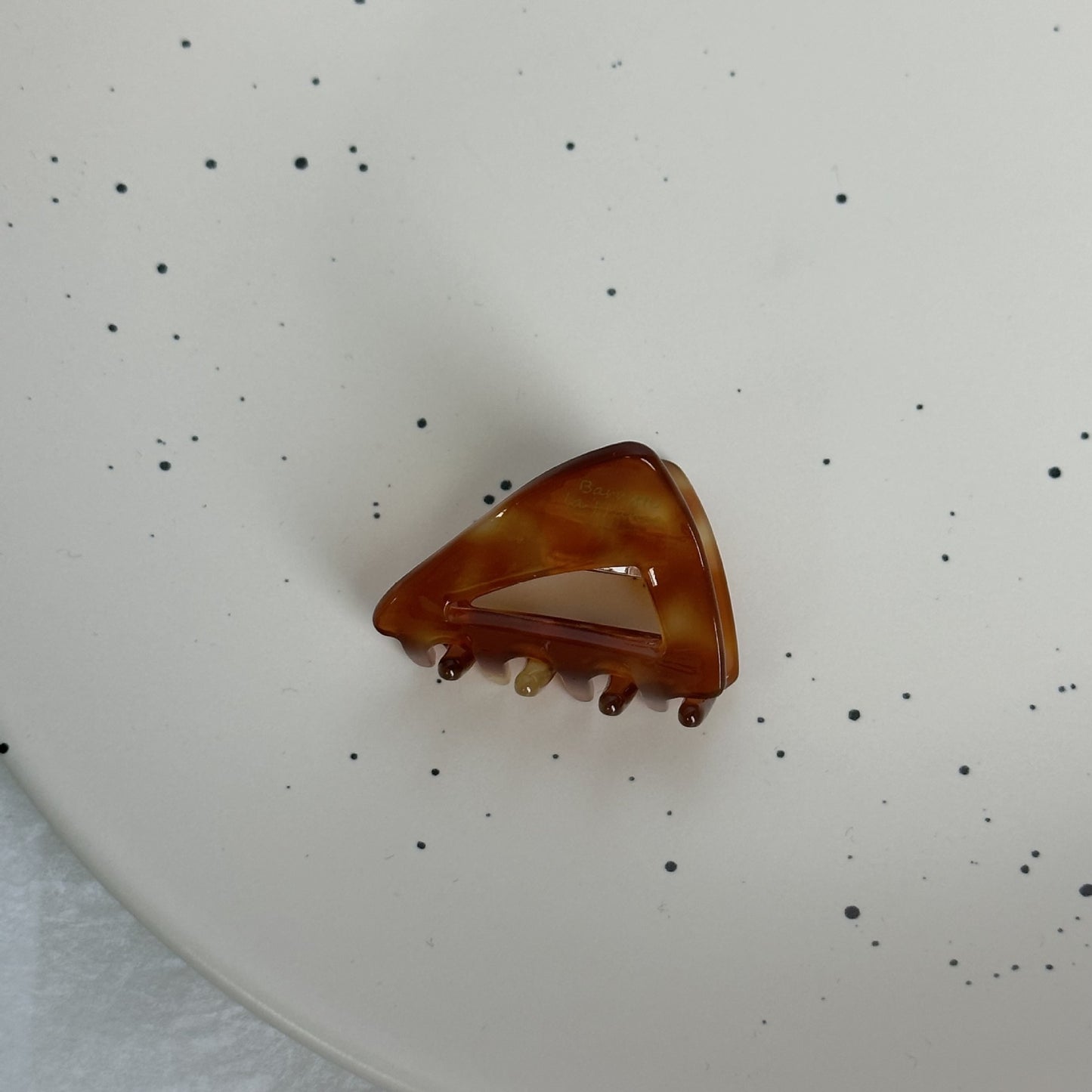 醋酸板材三角形鯊魚夾－奶咖線條款細節｜https://igowo.tw/