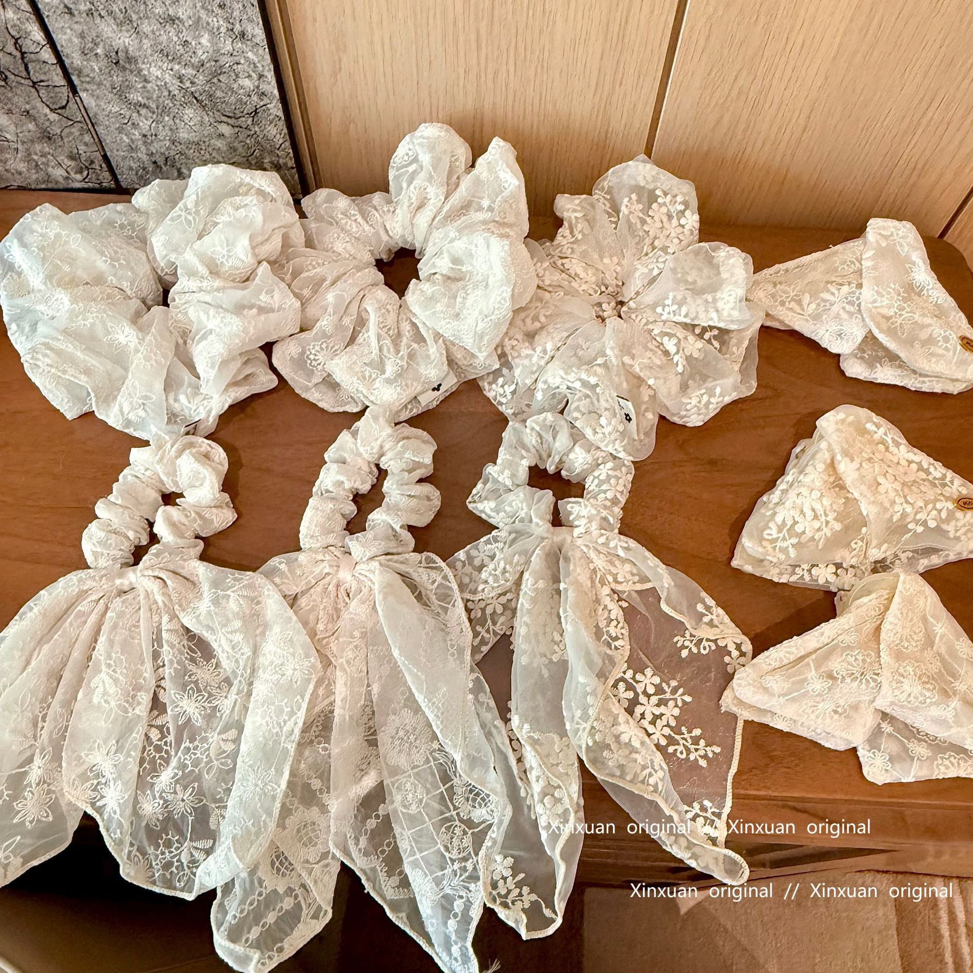 蕾絲大腸圈花朵髮圈－商品主圖｜https://igowo.tw/