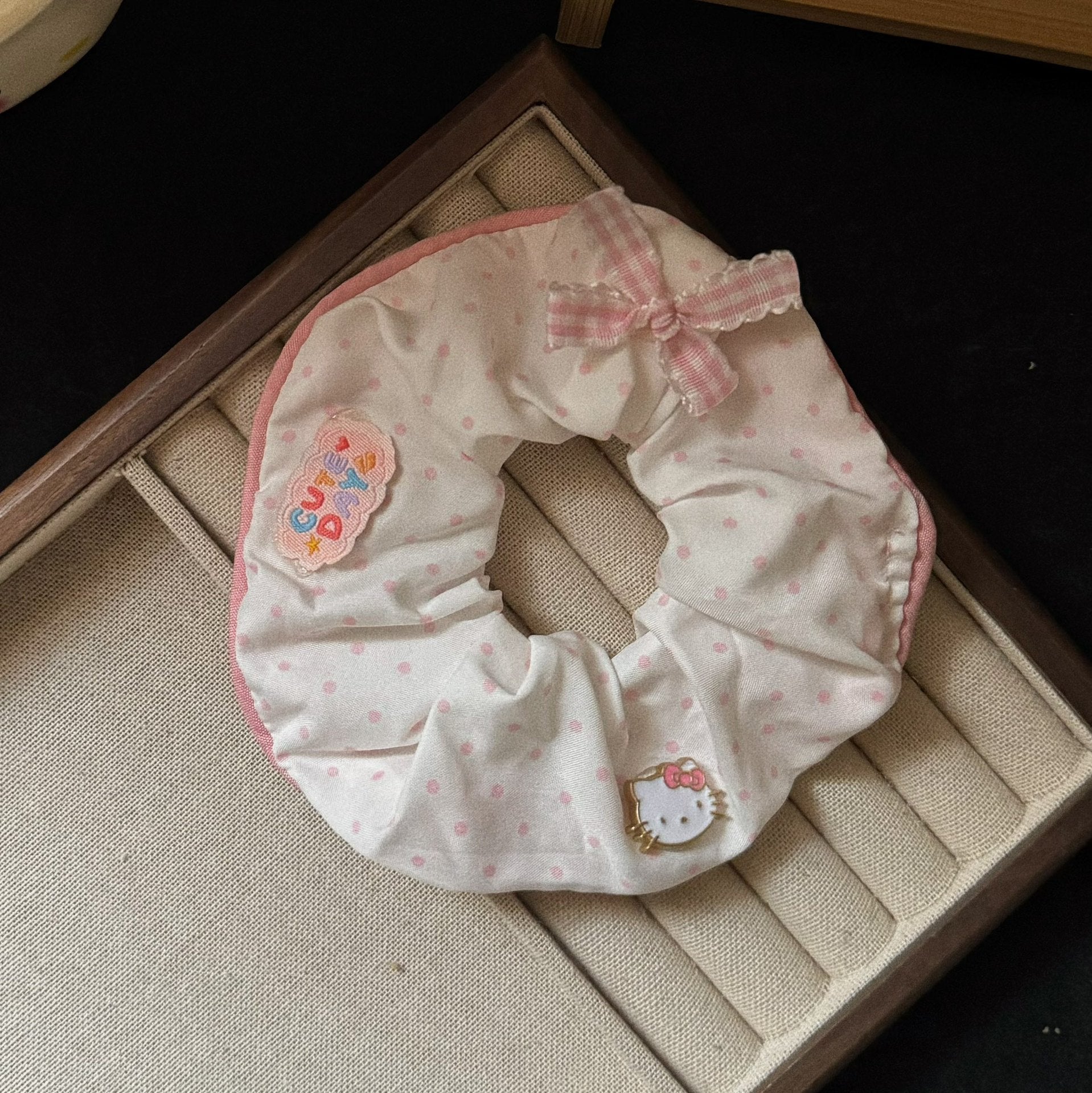 繽紛貓咪領結髮圈－藍色貓咪大腸髮圈款細節1｜https://igowo.tw/