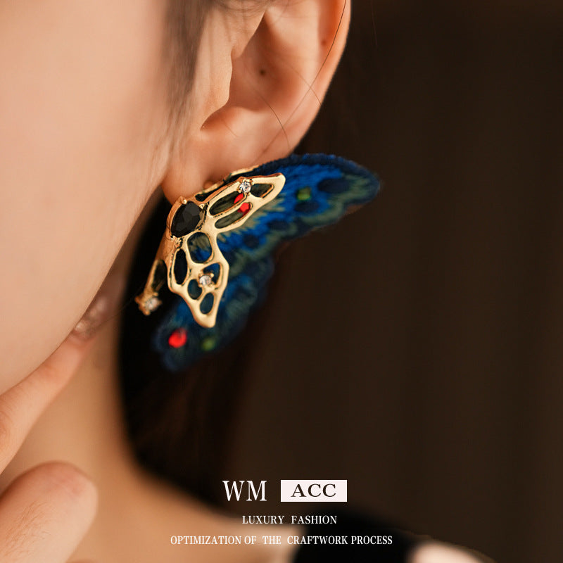 銀針蝴蝶愛心刺繡耳釘－細節特寫2｜https://igowo.tw/