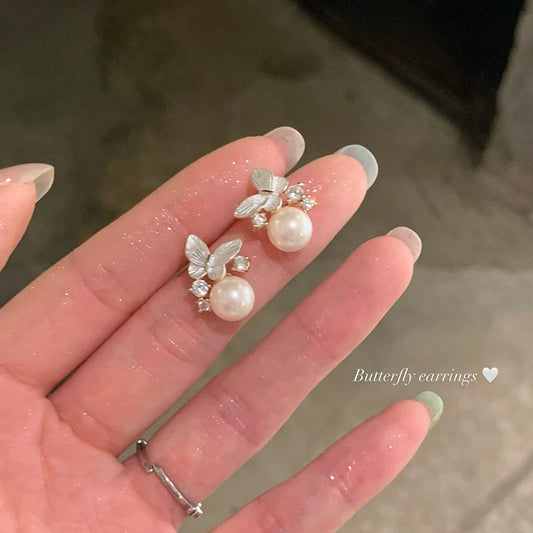 琺瑯珍珠蝴蝶誇張耳環－商品主圖｜https://igowo.tw/