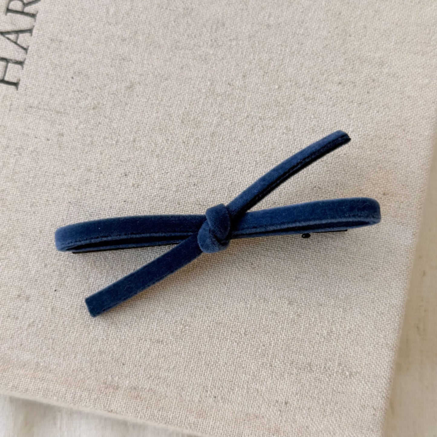 絨面蝴蝶結一字髮夾