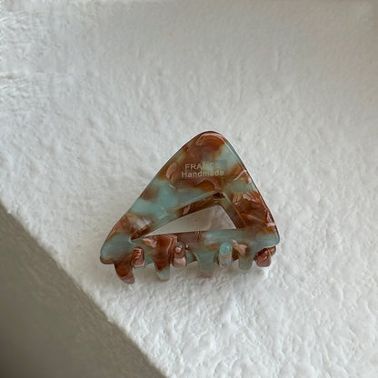 醋酸板材三角形鯊魚夾－混綠花彩款細節｜https://igowo.tw/