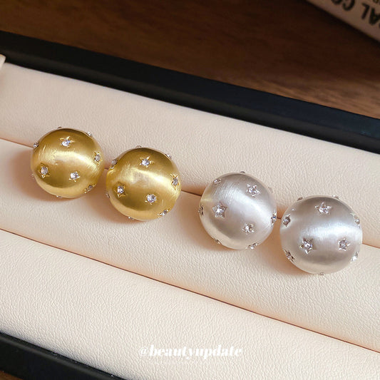 銀針星星鑲鑽拉絲耳釘－商品主圖｜https://igowo.tw/