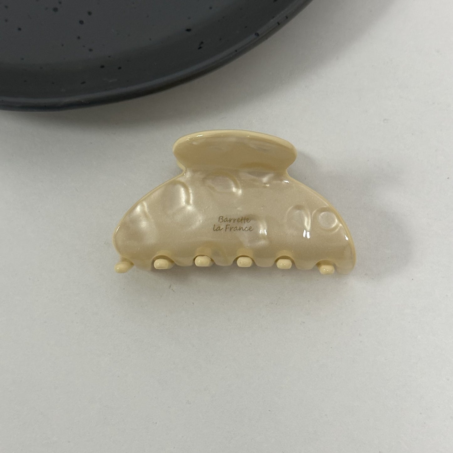 繽紛醋酸板材鯊魚夾－棕色款細節｜https://igowo.tw/