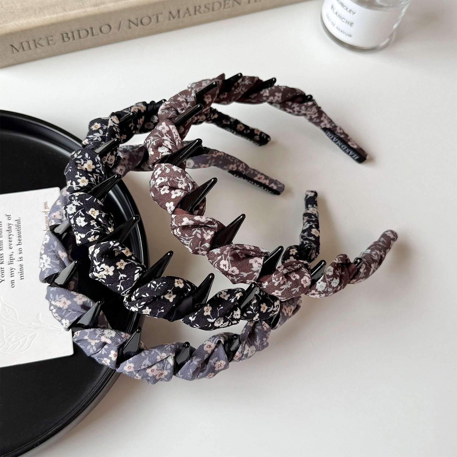 布面纏繞髮箍－咖色田園印花髮箍款實拍｜https://igowo.tw/