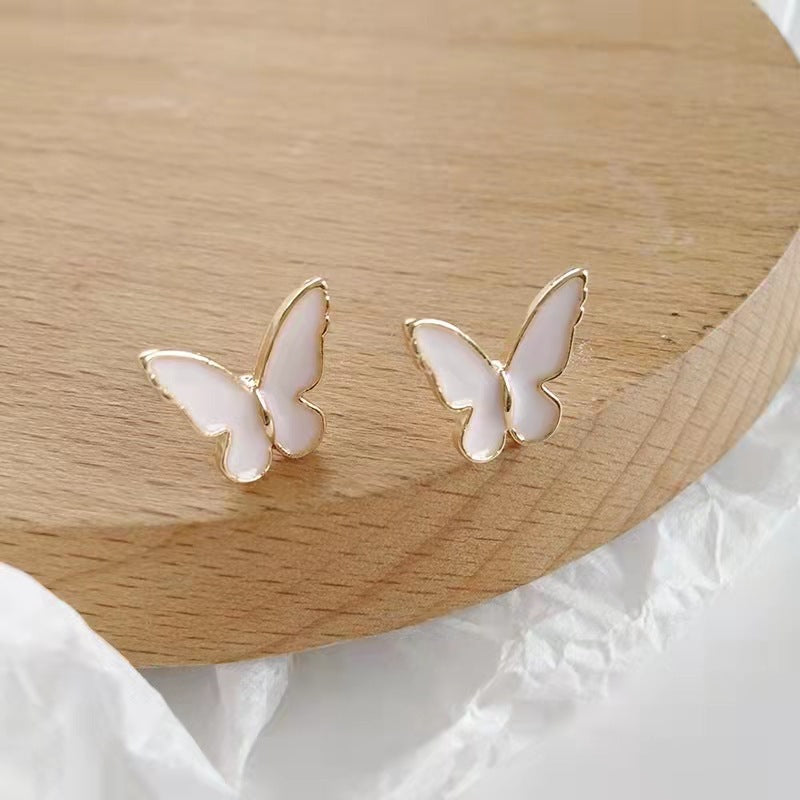 白色琺瑯蝴蝶小巧耳釘－商品主圖｜https://igowo.tw/