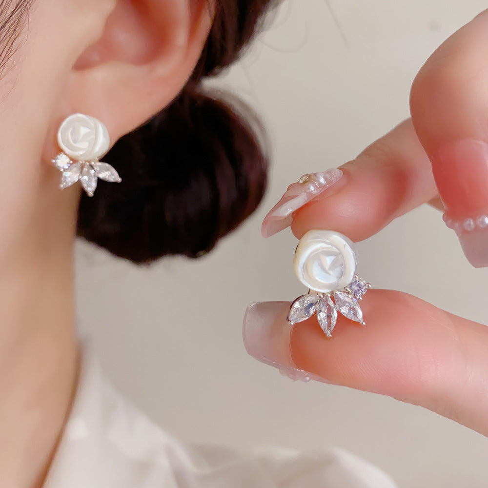 貝母花朵小巧耳釘－商品主圖｜https://igowo.tw/