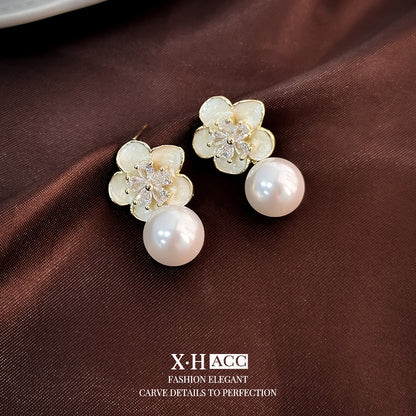 珍珠山茶花鑲鑽耳釘－三角耳夾-白色款細節1｜https://igowo.tw/