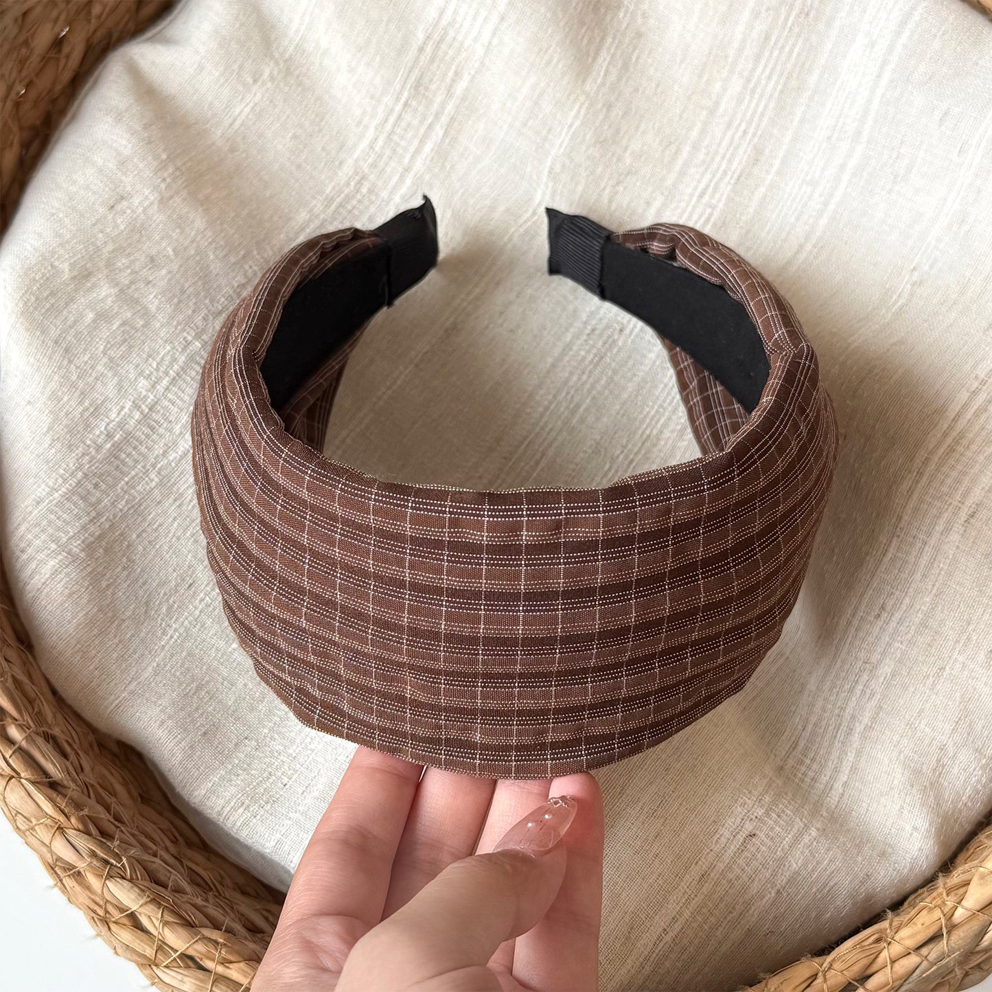 布面格紋寬版髮箍－細節特寫5｜https://igowo.tw/