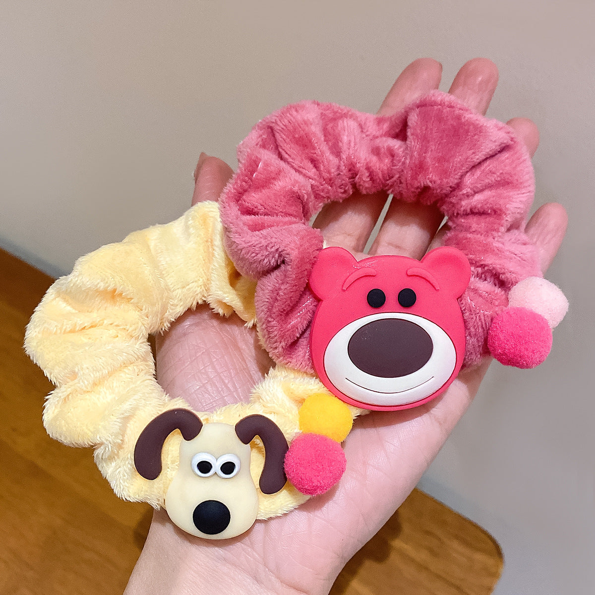絨面大腸圈草莓髮圈－兔子款細節1｜https://igowo.tw/