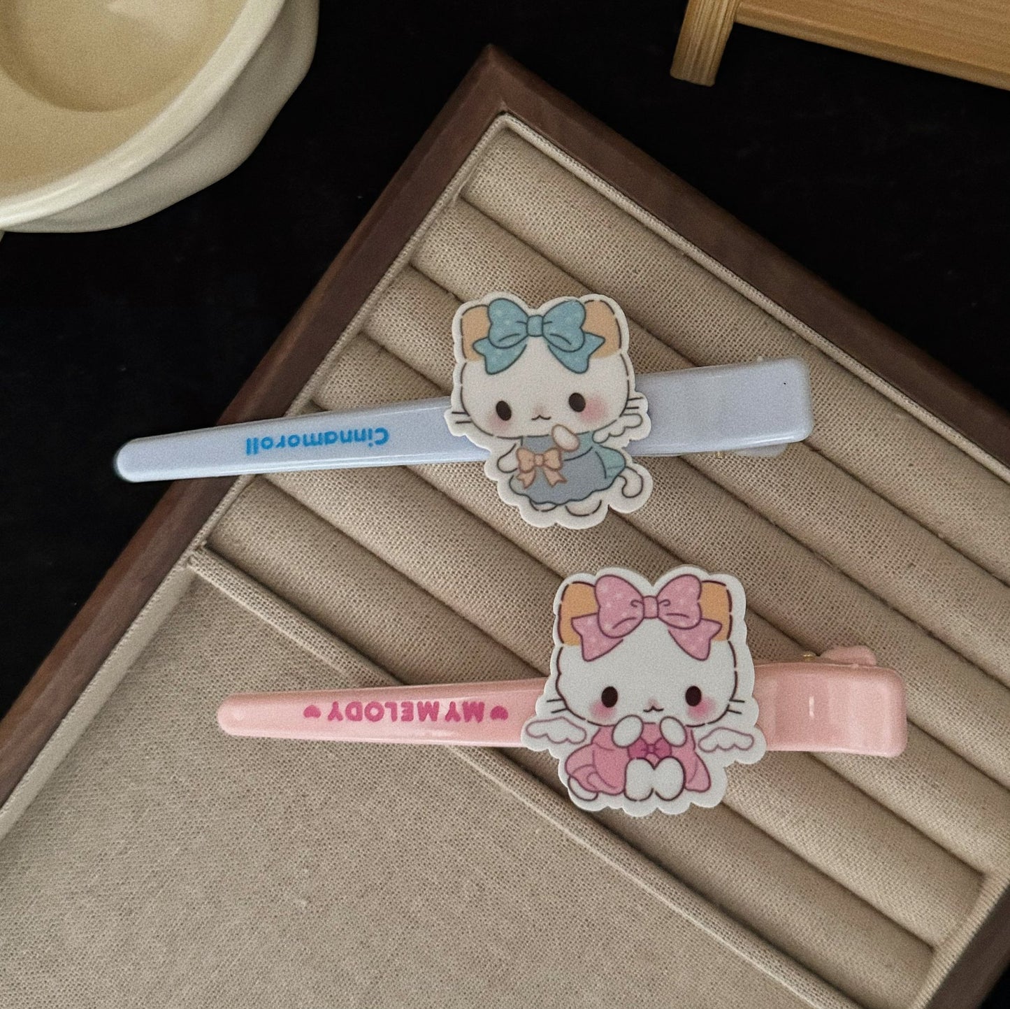 粉色壓克力貓咪髮夾－商品主圖｜https://igowo.tw/