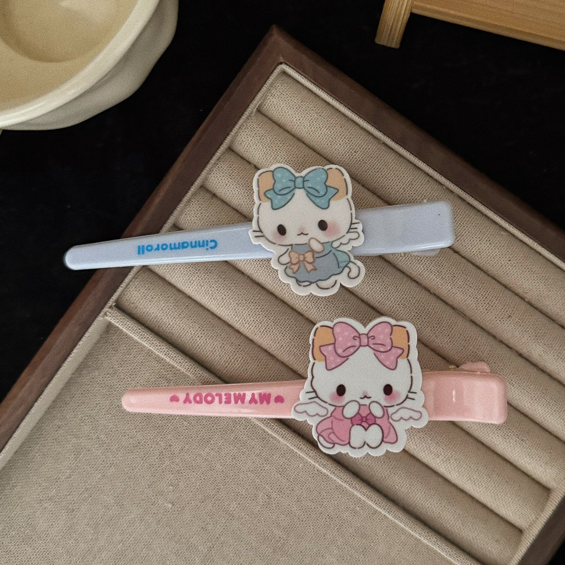粉色壓克力貓咪髮夾－商品主圖｜https://igowo.tw/